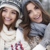 Zwei Frauen mit Schals im Winter 