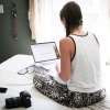 Eine Frau hat einen Laptop auf ihrer Schoß