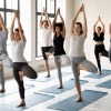 Eine Gruppe Erwachsener beim Yoga.