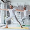 Zwei Senioren machen Yoga