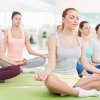 Frauen machen Yoga Übungen zum Entspannen