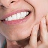 Frau mit schmerzenden Zähnen