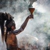 Eine Maya-Indianer führt eine Zeremonie durch