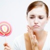 Eine Frau hat wegen Zucker Probleme mit den Zähnen