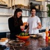 Eine Frau und ein Mann nutzen Zuckerersatz zum Kochen