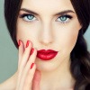Eine Frau hat blaue Augen und rote Lippen