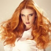 Eine Frau hat orangerote Haare