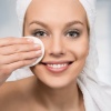 Die gründliche Reinigung der Haut von Make-up verhindert Mitesser
