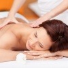 Frau, die mit einer Tuina-Massage massiert wird