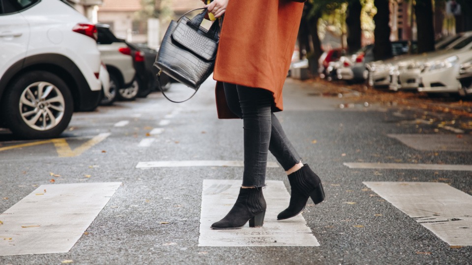 Eine Frau trägt Ankle-Boots Eine Frau trägt Ankle-Boots