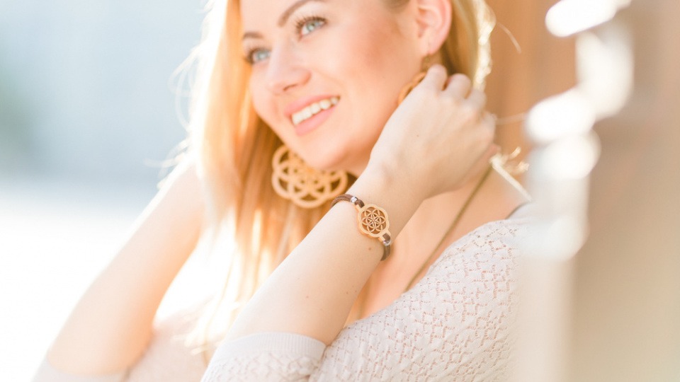 Holzschmuck ist nicht nur angenehm zu tragen, sondern sieht wirklich toll aus Eine Frau trägt ein Armband und Ohrringe aus Holz