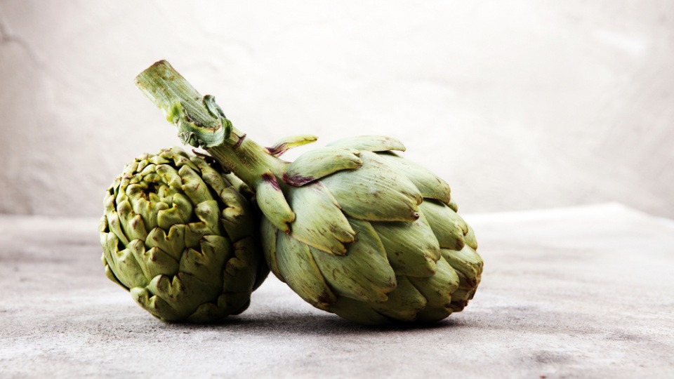 Artischocken sind für ihre wohltuende Wirkung auf die Gesundheit bekannt Zwei Artischocken