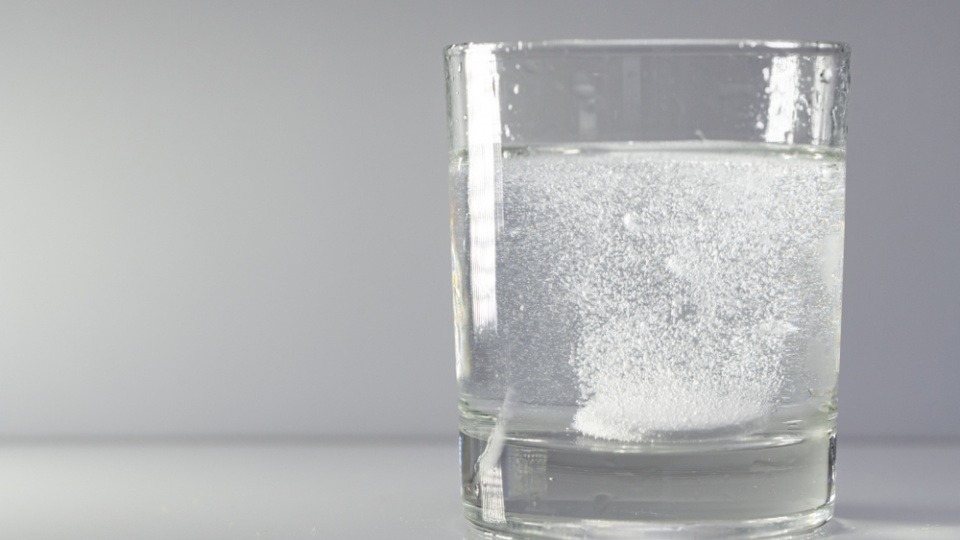 Aspirin enthält Salicylsäure, das dem Haar Farbpigmente entzieht und bei Grünstich hilft. Aspirinbrause im Glas