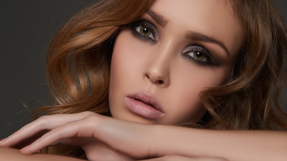 Black-Eyes sind diesem Herbst und Winter wieder total angesagt Eine Frau mit schwarzem Lidschatten