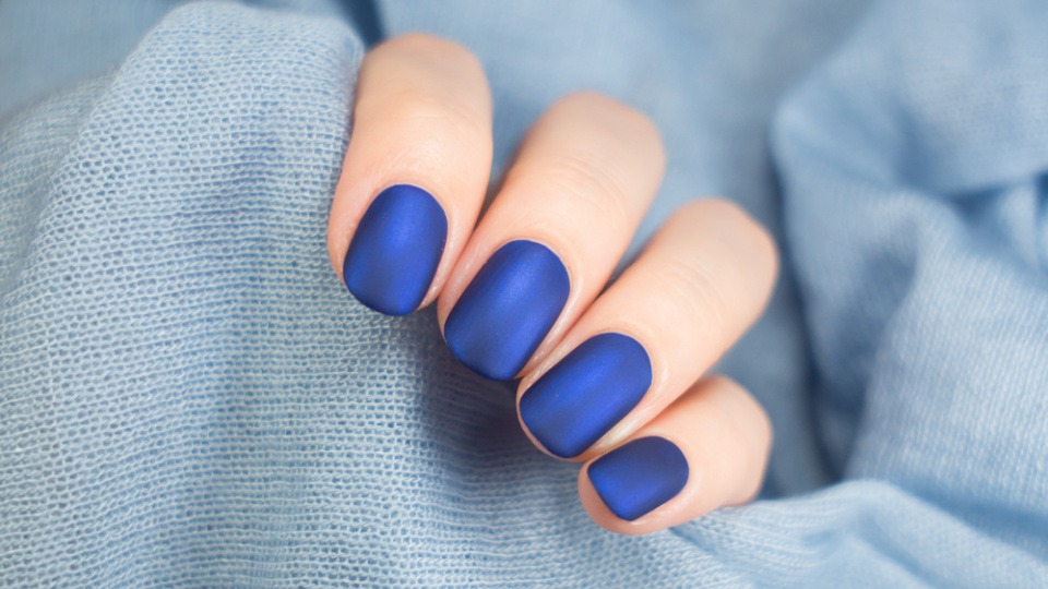 Edles Blau ist eine der beliebten Nagellackfarben 2022 Royal-blaue Nägel