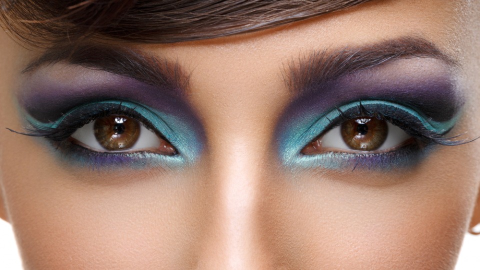 Besonders gut betont werden die Augen durch Lidschatten mit knalligen Farben Eine Frau mit auffallendem blauen Lidschatten