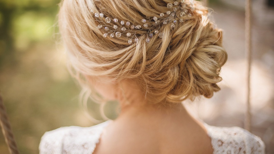 Welche Brautfrisur passt zur mir? Eine Braut mit Hochsteckfrisur