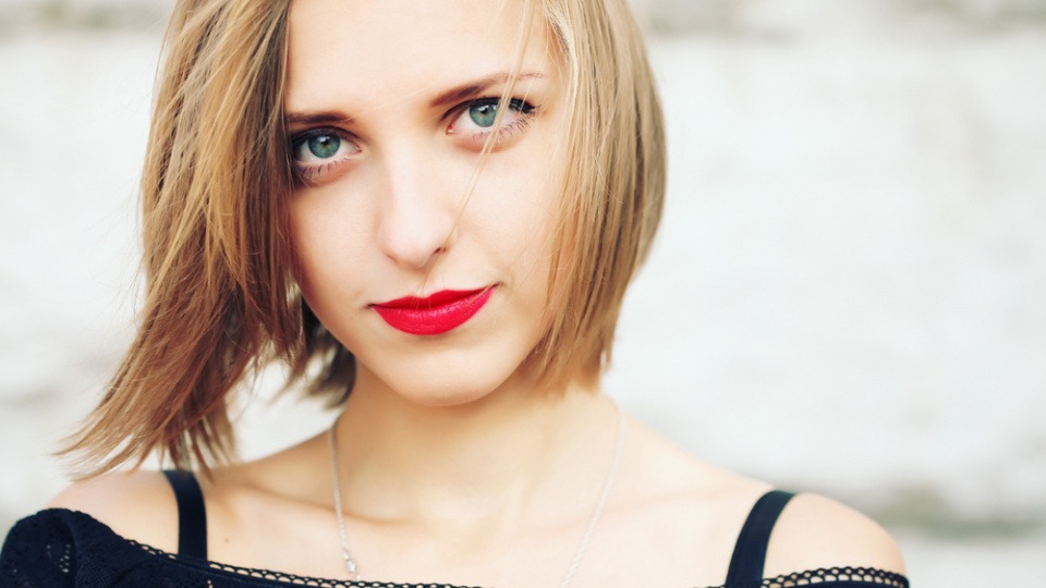 Der Bob kommt niemals aus der Mode! Eine Frau mit blonden Haaren und Bob