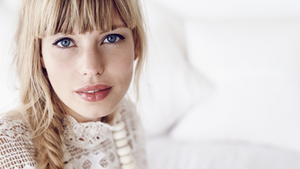 Bei einem runden Gesicht steht dir ein langer Pony Eine Frau hat ein rundes Gesicht und einen langen Pony