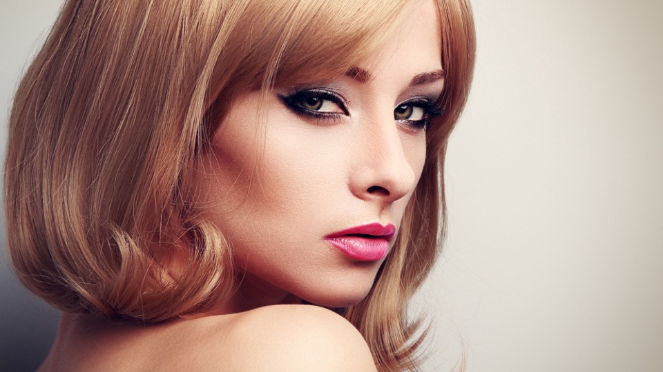 Eine Frau hat einen mittellangen Bob Eine Frau hat einen mittellangen Bob