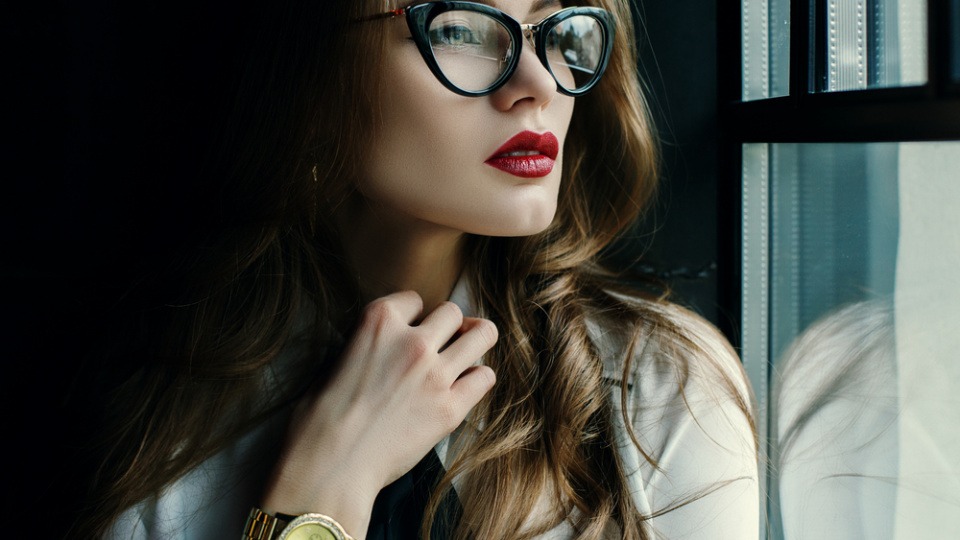 Eine Frau trägt eine Cat-Eye-Brille Eine Frau trägt eine Cat-Eye-Brille