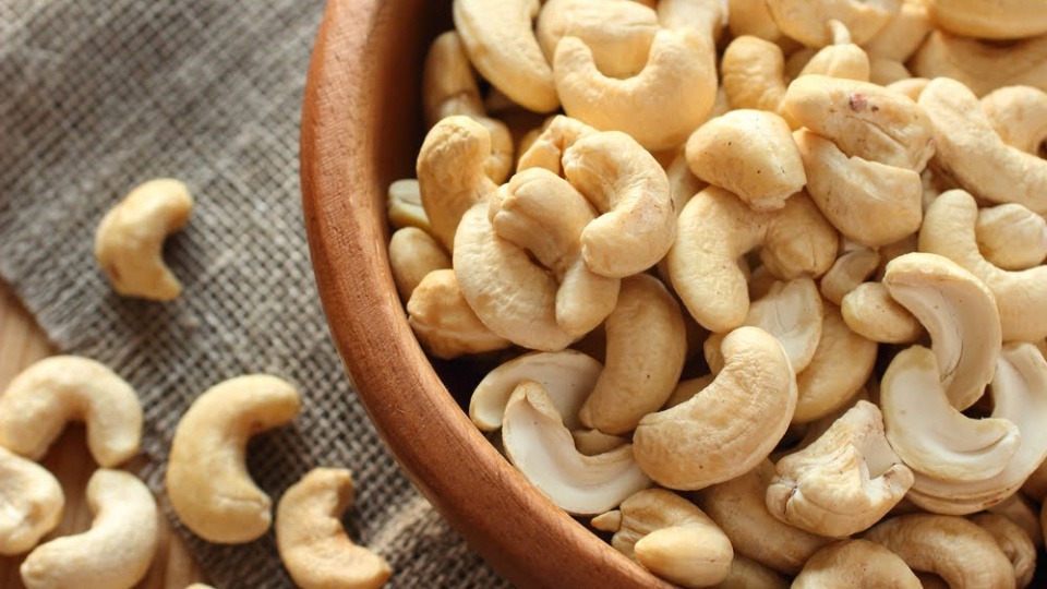 Cashewnüsse enthalten viel Magnesium Cashewkerne liegen in einer Schüssel