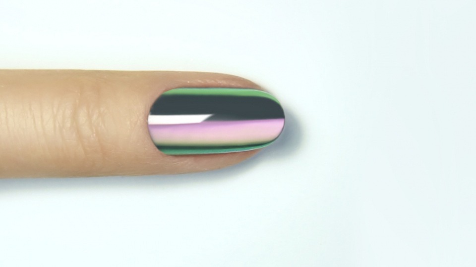 Nagellack mit metallischem Effekt gehört 2018 definitiv zu den Fashion-Must-haves. Ein Finger mit Chromnagellack