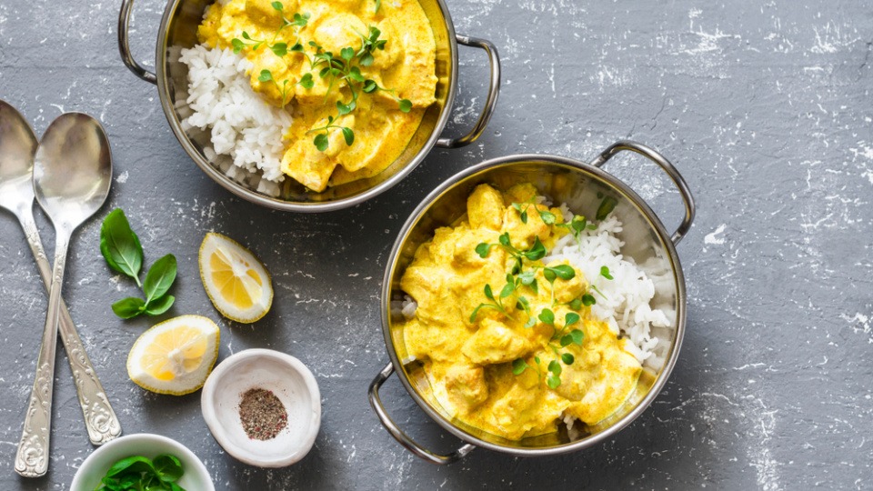 Es gibt viele Rezepte, bei denen Reis hervorragend passt Zwei Töpfe mit Reiscurry sind angerichtet