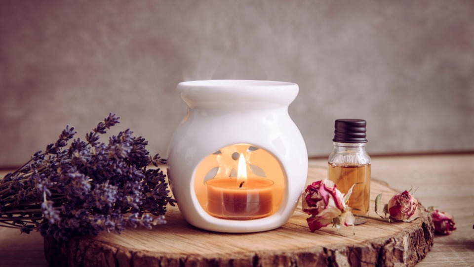 Duftlampen sind einfache und sehr beliebte Mittel zur Raumbeduftung Duftlampe zur Raumbeduftung
