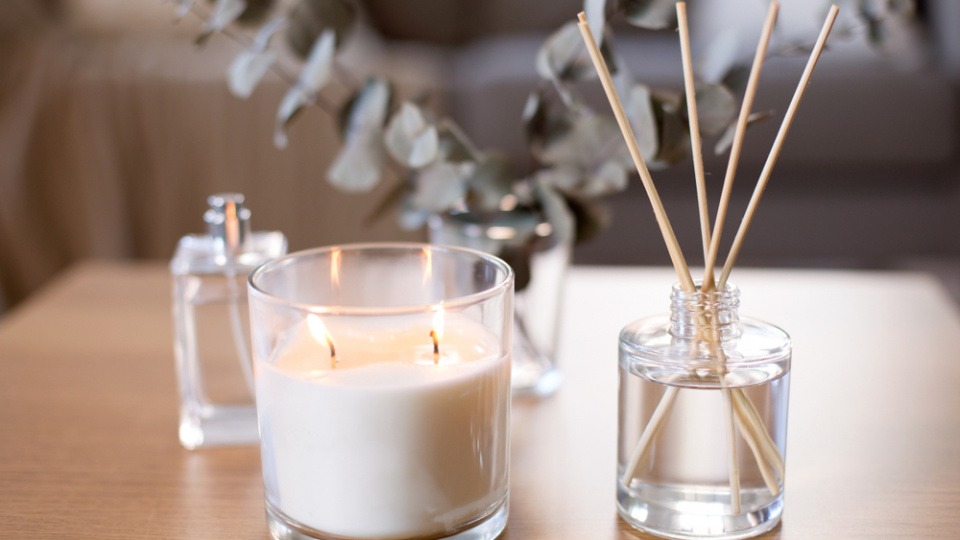 Duftstäbchen sind eine Möglichkeit, den Raum zu beduften. Zur Raumbeduftung stehen Duftstäbchen am Tisch
