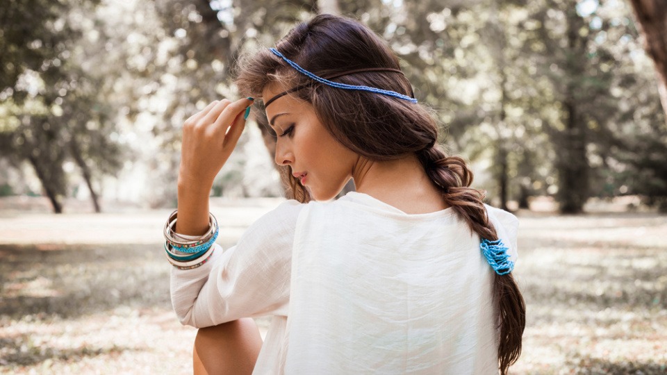 Ein Zopf sorgt für einen kühlen Nacken im Sommer Eine Frau mit geflochtenem Zopf