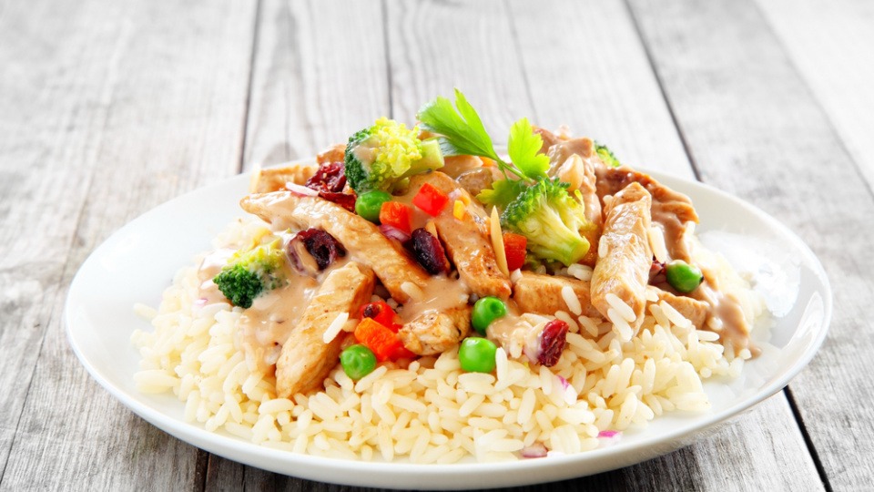 Reis, Gemüse und mageres Fleisch können bei Sodbrennen gegessen werden Essen gegen Sodbrennen