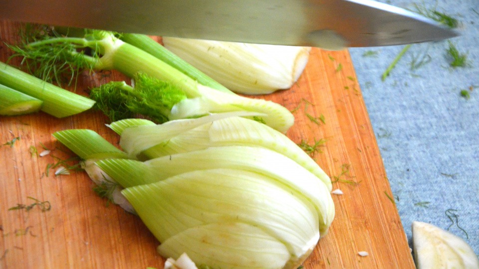 Fenchel kann gut zum Fermentieren verwendet werden Fenchel wird geschnitten