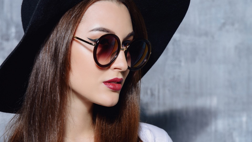 Eine Frau hat eine runde Brille Eine Frau hat eine runde Brille