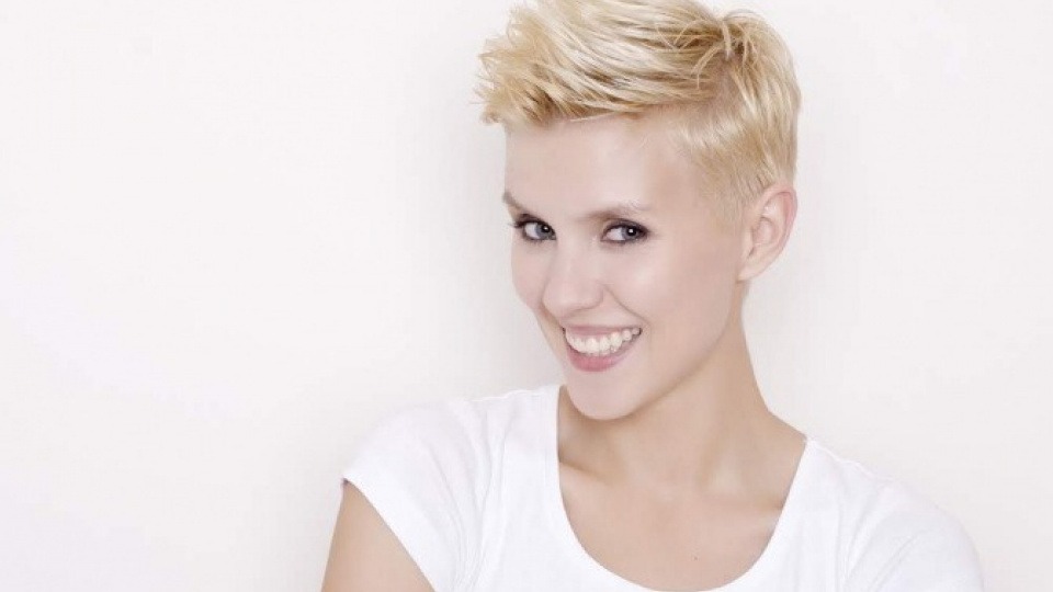 Wirklich trendy sieht der Pixie erst dann aus, wenn jedes Haar richtig sitzt. Eine Frau mit Pixie-Cut