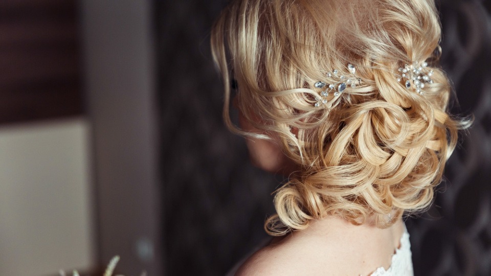 Viele Frauen lieben die halboffene Brautfrisur Eine Frau mit halboffener Brautfrisur