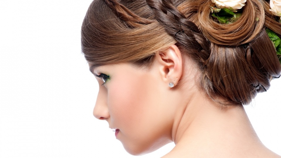 Hochgestecktes Haar ist herrlich altmodisch und klassisch Eine Braut mit geflochtener Hochzeitsfrisur