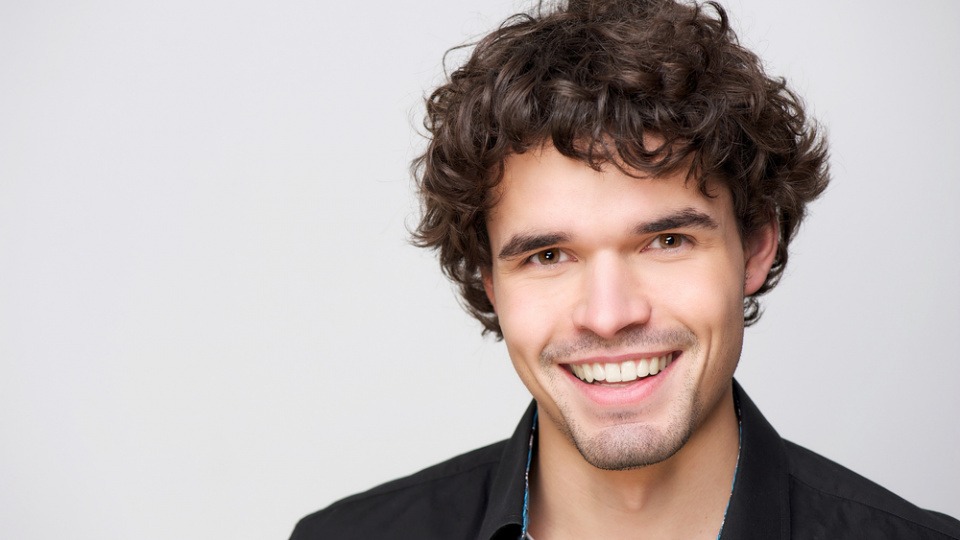 Man sollte den Übergang verdecken Ein Mann mit braunen lockigen Haaren