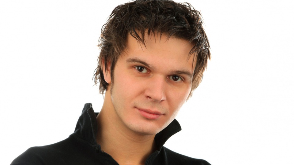 Man muss nur die passende Kurzhaarfrisur finden Ein Mann mit Kurzhaarfrisur