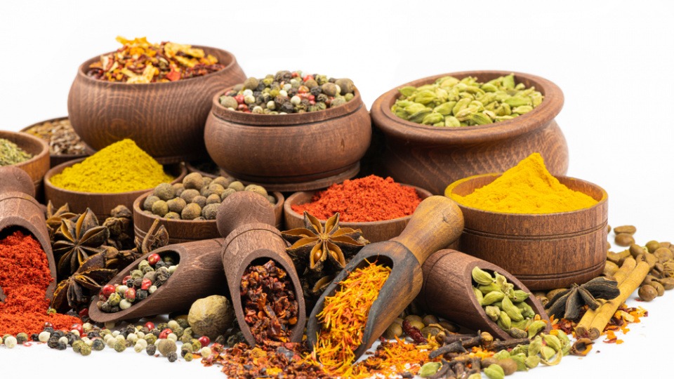 Es gibt verschiedene Gewürze, die gegen Blähungen hilfreich sind. Gewürze gegen Blähungen