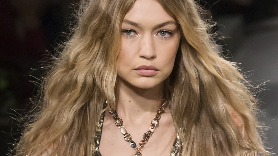 Strahlende Augen sind ein Must-have! Gigi Hadid ist durch Strobing auf der Fashin Week geschminkt