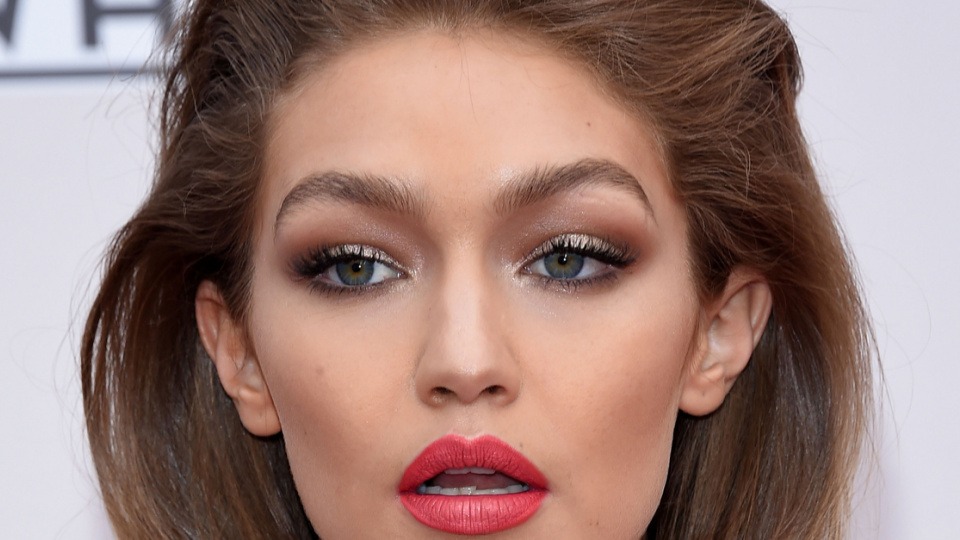 Die optimale Form der Augenbrauen hängt von deiner Gesichtsform ab Gigi Hadid hat gut geformte Augenbrauen und roten Lippenstift