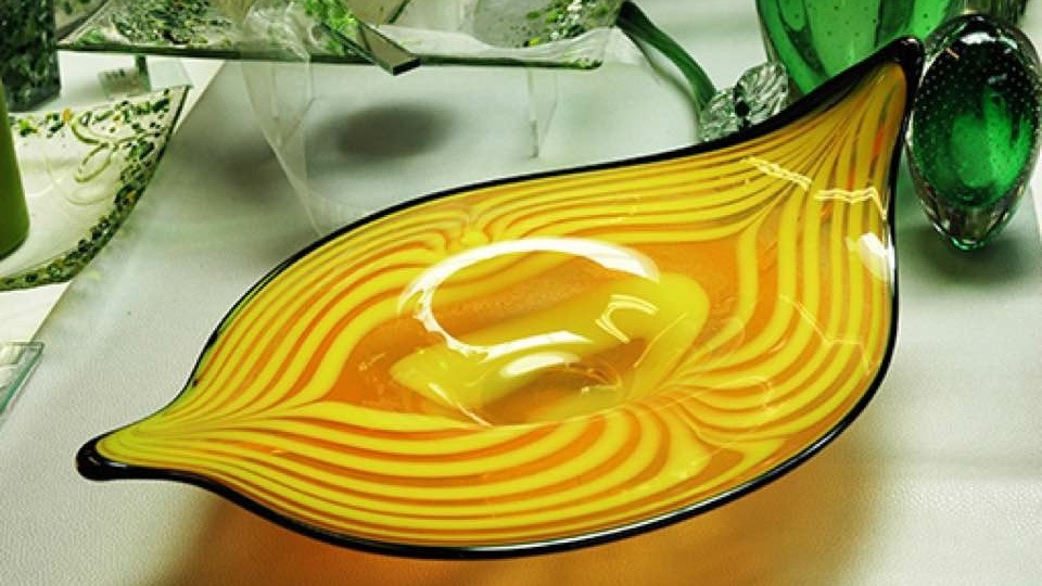 Gelb bringt Leben in dein Zuhause. Ein gelber Glasteller.