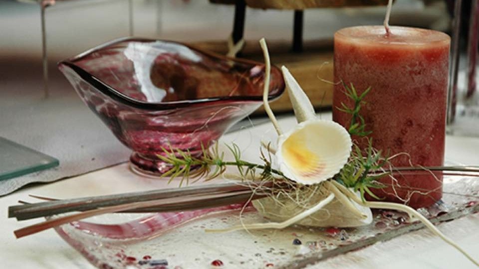 Gerade beim Essen sind ist Glasdekoration ein richtiger Hingucker. Glasteller mit rotbrauner Kerze.