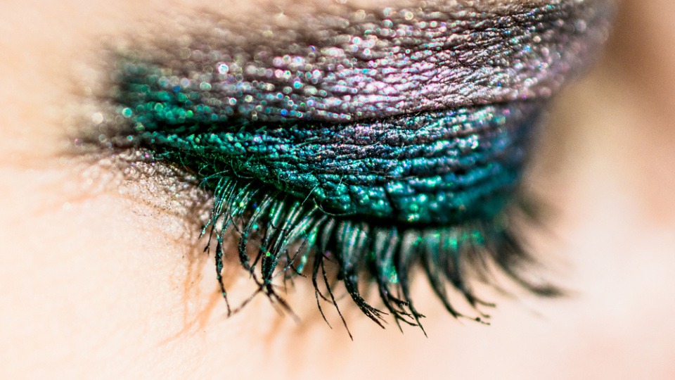 Ein Trend 2018 ist Lidschatten mit Glitzereffekt Eine Augenlid mit Glitzerlidschatten