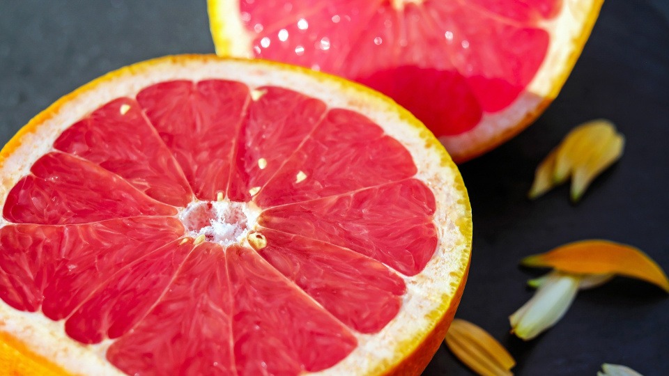 In Zeiten der Trauer kann Grapefruit unterstützen. Eine halbierte Grapefruit