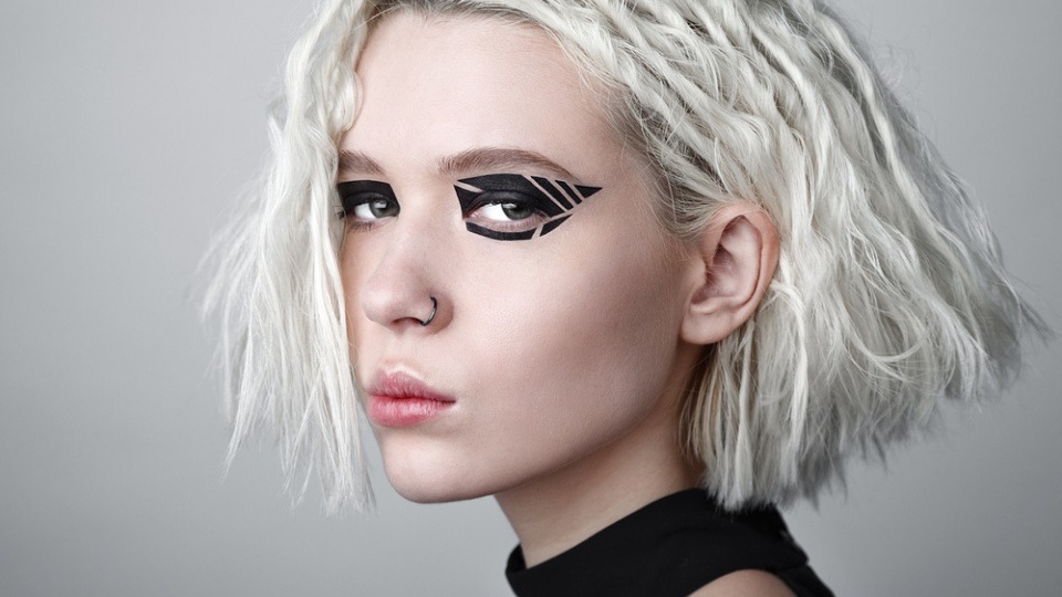 Bei dunklen Hauttypen passen am besten kühle und aschige Blondtöne Eine Frau mit graublonden Haaren