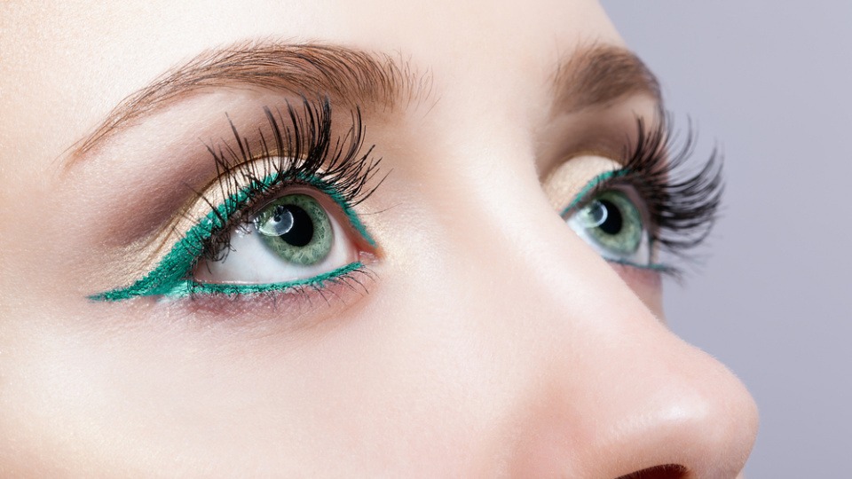 Die Farbe des Make-ups sollte mit der Augenfarbe zusammenpassen Eine Frau mit grünen Augen ist geschminkt