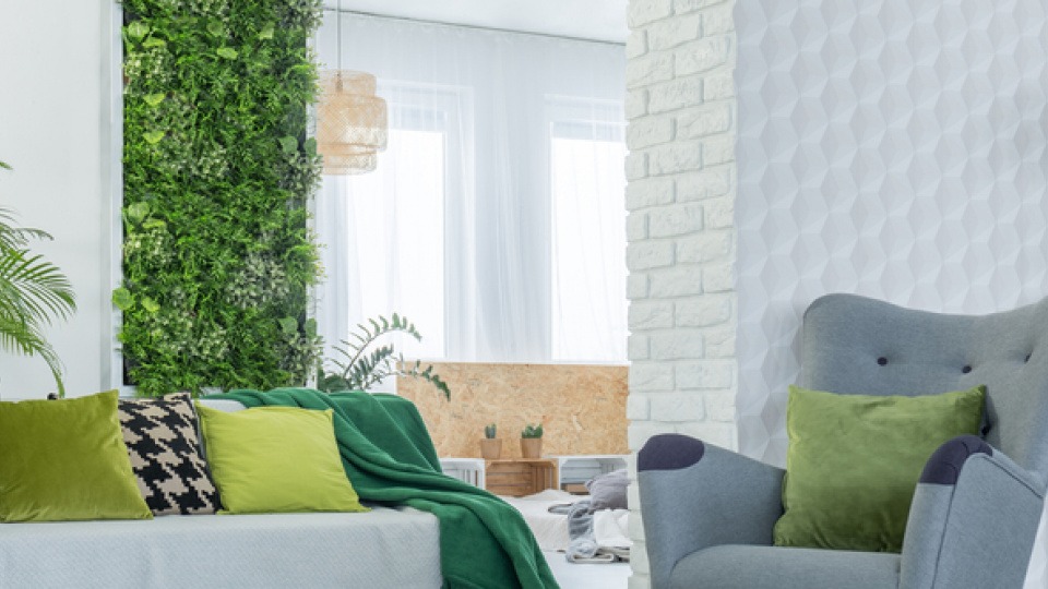 Mit Grüntönen wird eine positive Lebenseinstellung in den Raum transportiert Ein Zimmer ist in Möbeln mit Grüntönen eingerichtet