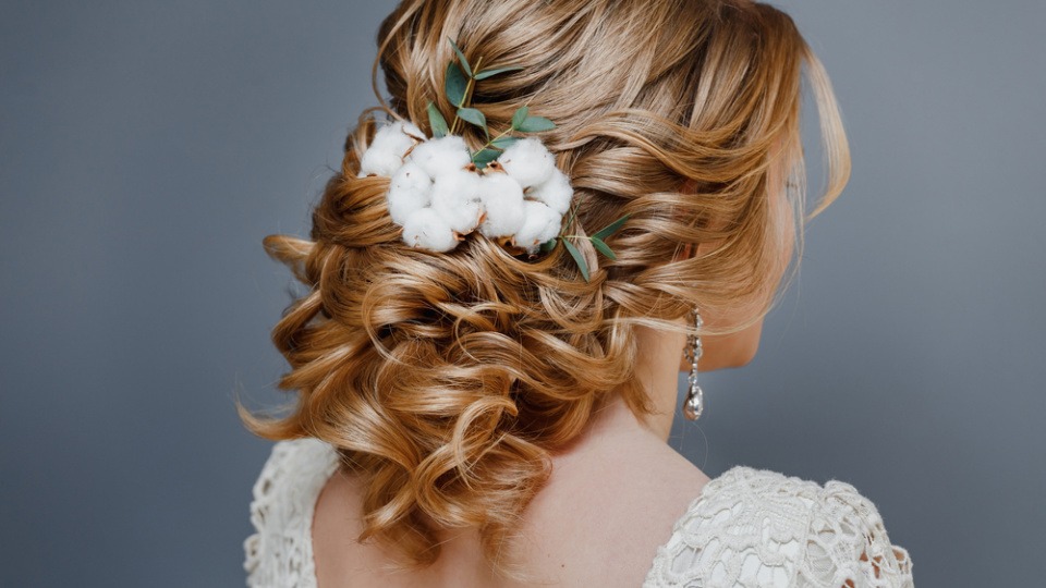 Besonders bei mittellangen Haaren sieht die Frisur sehr elegant und schick aus Eine Frau mit halboffener Brautfrisur